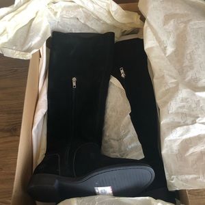 NEW IN BOX! UGG BOOTS- Gracen
